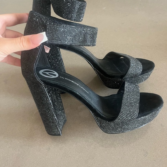 Black high heels - Picture 2 of 3